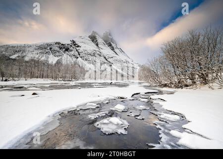 Torrente invernale di fronte al Monte Otertinden, Signaldalen, Lyngenfjord, Tromso, Norvegia Foto Stock