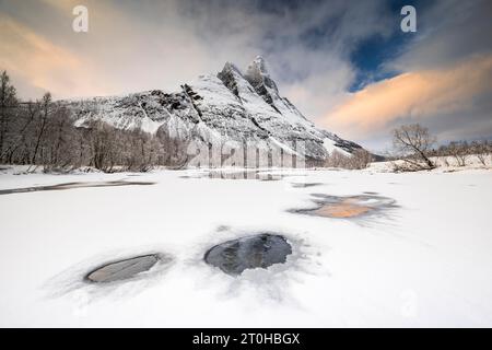Paesaggio invernale di fronte al Monte Otertinden, Signaldalen, Lyngenfjord, Tromso, Norvegia Foto Stock