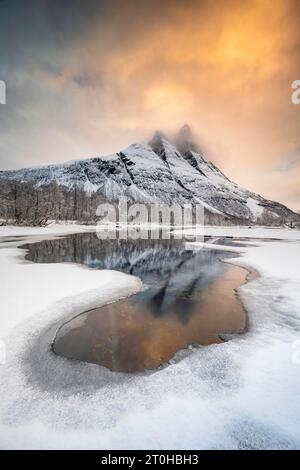 Paesaggio invernale di fronte al Monte Otertinden, Signaldalen, Lyngenfjord, Tromso, Norwayn Foto Stock