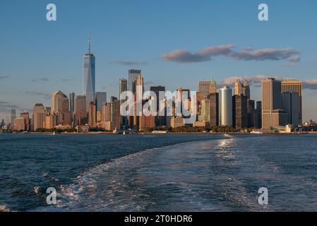 Panoramica della città di Lower Manhattan dal traghetto di Staten Island. Cielo azzurro, aria pulita nella baia superiore della città di Newy York. Foto Stock