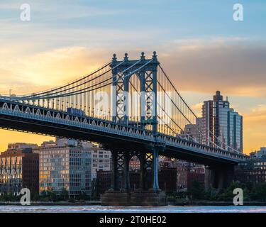 Il ponte di Manhattan è un gigantesco ponte sospeso. I mezzi di trasporto pubblici e i veicoli si muovono su due livelli. Collegamento tra Brooklyn e Manhattan. Manhattan B. Foto Stock