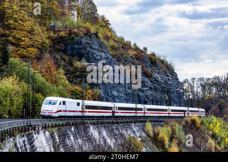 GHIACCIO della Deutsche Bahn lungo il tragitto sulla Geislinger Steige, autunno sulla Swabian Alb, Amtstetten, Baden-Wuerttemberg, Germania Foto Stock