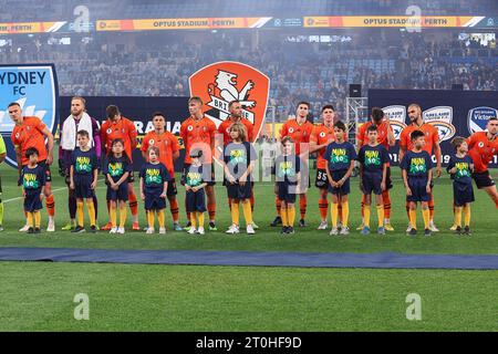 7 ottobre 2023; Allianz Stadium, Sydney, NSW, Australia: Australia Cup Final Football, Sydney FC contro Brisbane Roar; Brisbane Roar Players line up Foto Stock