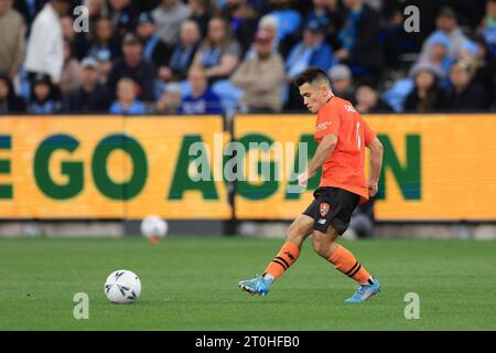 7 ottobre 2023; Allianz Stadium, Sydney, NSW, Australia: Australia Cup Final Football, Sydney FC contro Brisbane Roar; Joe Caletti di Brisbane Roar passa la palla Foto Stock