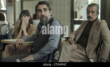 BERTO ROMERO E ANDREU BUENAFUENTE IN EL OTRO LADO (2023), DIRETTO DA JAVIER RUIZ CALDERA, BERTO ROMERO E ALBERTO DE TORO. Credito: Movistar Plus+ / album Foto Stock