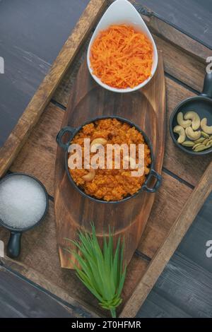 Il Gajar ka halwa è un dolce budino indiano a base di carota. Guarnita con noci di anacardi/mandorle. Gajar halwa, noto anche come gajorer halua, gajrela Foto Stock