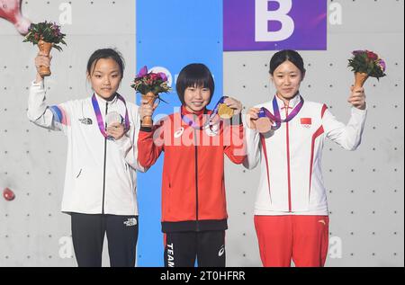 Shaoxing, provincia cinese di Zhejiang. 7 ottobre 2023. Le medaglie partecipano alla cerimonia della medaglia per il Women's Boulder & Lead of Sports Climbing ai 19th Asian Games a Shaoxing, nella provincia dello Zhejiang, nella Cina orientale, il 7 ottobre 2023. Crediti: Weng Xinyang/Xinhua/Alamy Live News Foto Stock