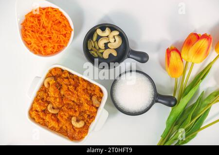 Il Gajar ka halwa è un dolce budino indiano a base di carota. Guarnita con noci di anacardi/mandorle. Gajar halwa, noto anche come gajorer halua, gajrela Foto Stock