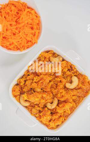 Il Gajar ka halwa è un dolce budino indiano a base di carota. Guarnita con noci di anacardi/mandorle. Gajar halwa, noto anche come gajorer halua, gajrela Foto Stock