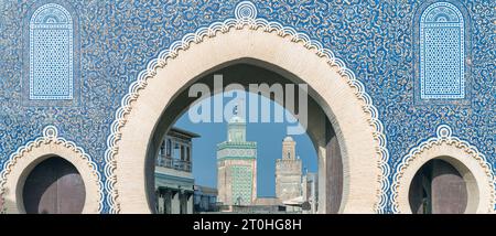 FES, Marocco - porta decorata di FES el Bali, la città vecchia, chiamata Bab Bou Jeloud, una grande porta blu a FES, Marocco. E' come una grande entrata al Th Foto Stock