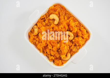 Il Gajar ka halwa è un dolce budino indiano a base di carota. Guarnita con noci di anacardi/mandorle. Gajar halwa, noto anche come gajorer halua, gajrela Foto Stock