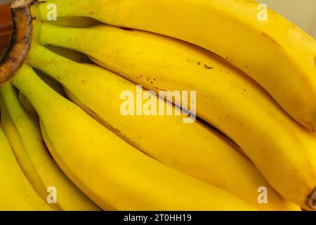 Goiânia, Goias, Brasile – 06 ottobre 2023: Dettaglio di alcune banane nella ciotola di frutta. Foto Stock