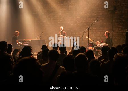 Parigi, Francia. 6 ottobre 2023. La band jazz britannica Mammal Hands si esibì a Parigi. La band jazz britannica di Norwich Mammal Hands si esibì al Café de la Danse a Parigi, in Francia. (Foto di Telmo Pinto/SOPA Images/Sipa USA) credito: SIPA USA/Alamy Live News Foto Stock