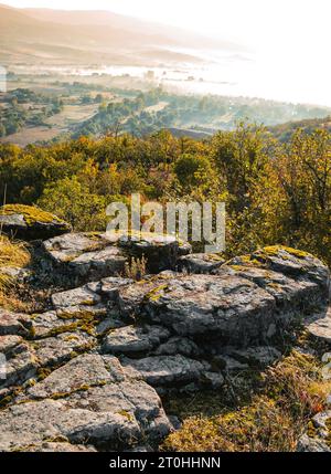 Splendida vista mattutina sulla cima di una collina con un panorama incredibile. Foto Stock