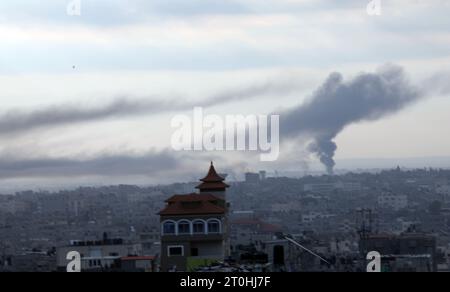 Rafah, Gaza. 7 ottobre 2023. Il fumo sale sopra gli edifici più a Gaza, dopo che i razzi sono stati lanciati dalla Striscia di Gaza meridionale verso Israele, sabato 7 ottobre 2023. Foto di Ismael Mohamad/UPI. Crediti: UPI/Alamy Live News Foto Stock