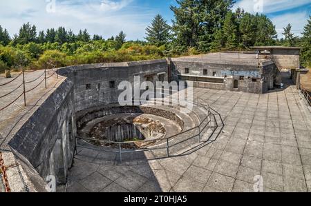 Posizione della pistola a Battery Russell Remains, costruita nel 1904, Fort Stevens State Historical Site, Oregon, USA Foto Stock