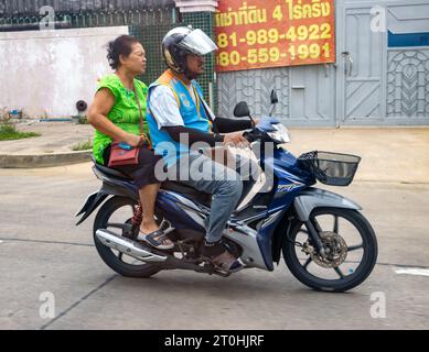 SAMUT PRAKAN, THAILANDIA, 19 settembre 2023, tassista in moto con una donna. Foto Stock
