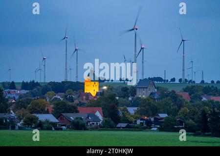 Windpark oberhalb des Ort Lichtenau, Selbst ernannte Energiestadt, Häuser mit Photovoltaik Anlagen auf den Dächern, Kreis Paderborn, OWL, A NRW, Deutschland Energiestadt Lichtenau *** Fonderia eolica sopra la città di Lichtenau, autoproclamata città energetica, case con impianti fotovoltaici sui tetti, distretto Di Paderborn, OWL, NRW, Germania città energetica Lichtenau credito: Imago/Alamy Live News Foto Stock