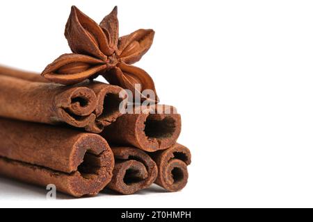 Spezie speziate bastoncini di cannella e sfondo bianco anice stellato Foto Stock