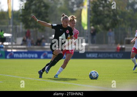 Francoforte, Germania. 7 ottobre 2023. Francoforte, Germania, 7 ottobre 2023: Pia-Sophie Wolter ( 17 Francoforte ) Marlene Mueller ( 27 Lipsia ) durante la partita di calcio Google Pixel Frauen-Bundesliga tra Eintracht Frankfurt e RB Leipzig allo Stadion am Brentanobad di Francoforte, Germania. (Julia Kneissl/SPP) credito: SPP Sport Press Photo. /Alamy Live News Foto Stock