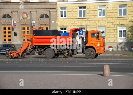 VELIKY NOVGOROD, RUSSIA - 15 LUGLIO 2023: Pulizia meccanizzata in una strada cittadina, Veliky Novgorod. Russia Foto Stock