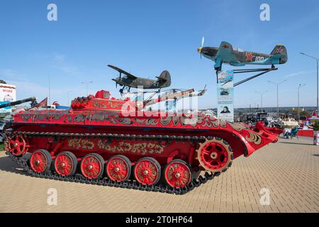 KAMENSK-SHAKHTINSKY, RUSSIA - 4 OTTOBRE 2021: Veicolo da combattimento della fanteria BMP-1 dipinto in stile russo stilizzato in una giornata di sole. Patriot Park Exposit Foto Stock