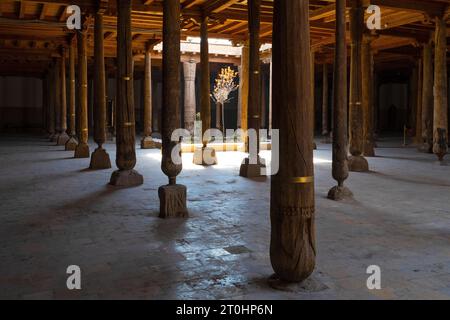 KHIVA, UZBEKISTAN - 6 SETTEMBRE 2022: Antiche colonne di legno nella moschea medievale di Juma Foto Stock