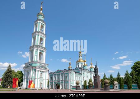 TAMBOV, RUSSIA - 3 GIUGNO 2023: Vista della Cattedrale della Trasfigurazione con il campanile e il monumento a San Vescovo Pitirim in un soleggiato giorno di giugno Foto Stock