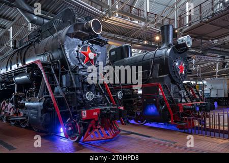 SAN PIETROBURGO, RUSSIA - 27 AGOSTO 2023: Frammento dell'esposizione delle locomotive a vapore sovietiche nel Museo delle ferrovie russe Foto Stock