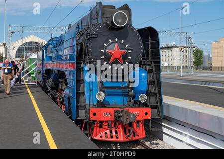 SAN PIETROBURGO, RUSSIA - 27 AGOSTO 2023: Locomotiva a vapore P36 della linea principale sovietica per passeggeri nella mostra delle locomotive retrò alla statio Baltico Foto Stock