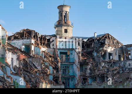 SAN PIETROBURGO, RUSSIA - 25 SETTEMBRE 2023: Vecchio edificio residenziale stalinista crollato in una giornata di sole Foto Stock