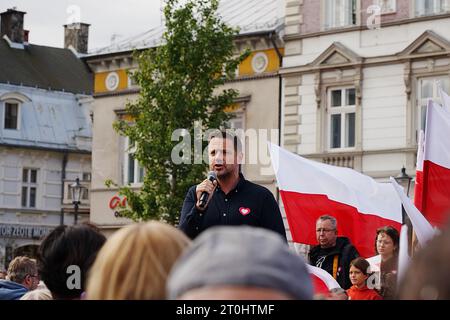 BIELSKO-BIALA, POLONIA - 7 OTTOBRE 2023: Il sindaco di Varsavia Rafal Trzaskowski parla della Coalizione Civica nelle elezioni parlamentari polacche. Foto Stock