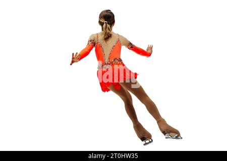 pattinatore di figura femminile con abito rosso brillante, pattinaggio di figura singolo isolato su sfondo bianco Foto Stock