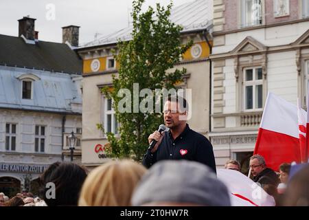 BIELSKO-BIALA, POLONIA - 7 OTTOBRE 2023: Il sindaco di Varsavia Rafal Trzaskowski parla della coalizione civica nelle elezioni parlamentari polacche. Foto Stock