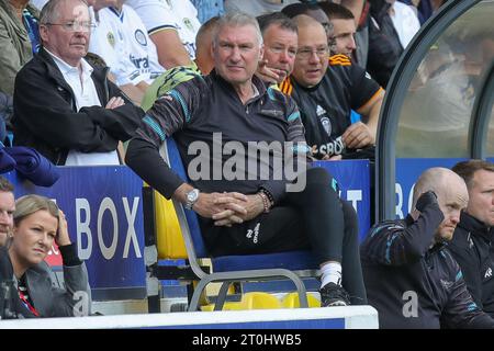 Leeds, Regno Unito. 7 ottobre 2023. Un infortunato Nigel Pearson, manager del Bristol City, si siede durante il match del campionato Sky Bet Leeds United vs Bristol City a Elland Road, Leeds, Regno Unito, il 7 ottobre 2023 (foto di James Heaton/News Images) a Leeds, Regno Unito il 10/7/2023. (Foto di James Heaton/News Images/Sipa USA) credito: SIPA USA/Alamy Live News Foto Stock