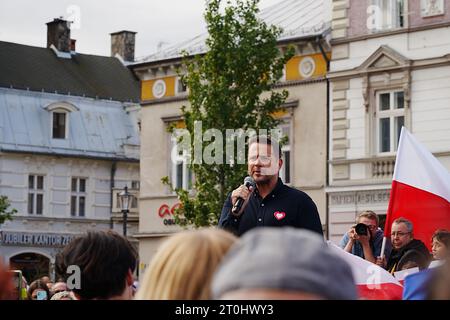 BIELSKO-BIALA, POLONIA - 7 OTTOBRE 2023: Il sindaco di Varsavia Rafal Trzaskowski guida la campagna per la piattaforma Civica nella città europea, elezioni parlamentari. Foto Stock