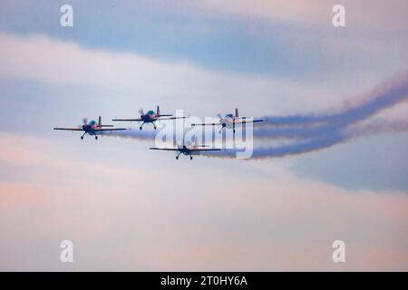 Leszno, Polonia - 16 giugno 2023: Antidotum Airshow Leszno 2023 e spettacoli acrobatici pieni di fumo della squadra Royal Jordanian Falcons su un cielo nuvoloso Foto Stock