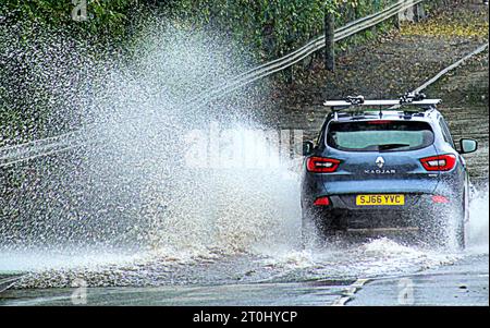 Glasgow, Scozia, Regno Unito. 7 ottobre 2023. Tempo nel Regno Unito: Bagnato e ventoso ha visto un diluvio in città e inondare nella cappella di tamburi . Credit Gerard Ferry/Alamy Live News Foto Stock