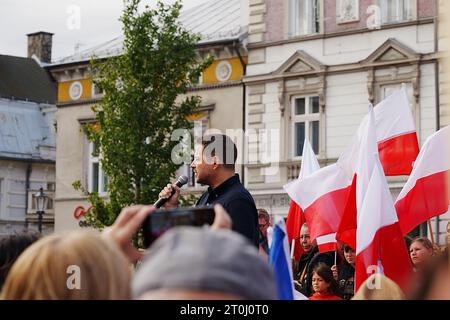 BIELSKO-BIALA, POLONIA - 7 OTTOBRE 2023: Il sindaco di Varsavia, Rafal Trzaskowski della piattaforma Civica, in folla alla città europea, elezioni parlamentari. Foto Stock