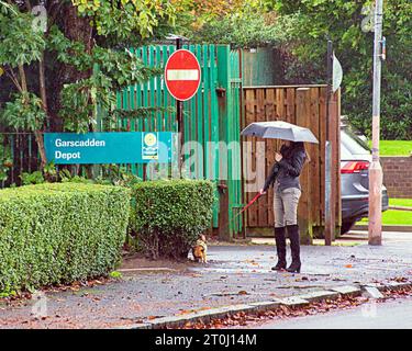 Glasgow, Scozia, Regno Unito. 7 ottobre 2023. Tempo nel Regno Unito: Deposito di rifiuti bagnato e ventoso ha visto un diluvio in città e l'inondazione della rotonda della strada dell'assessore e della strada in knightswood . Credit Gerard Ferry/Alamy Live News Foto Stock