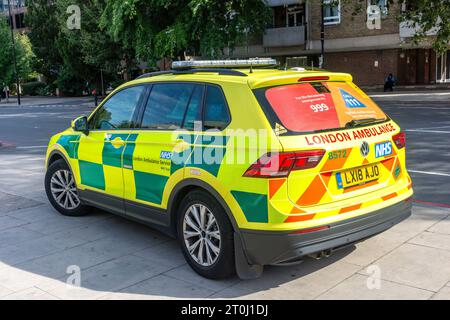 Ambulanza fuori dal pronto soccorso, St Thomas' NHS Hospital, Lambeth Palace Road, Borough of Lambeth, Greater London, Inghilterra, Regno Unito Foto Stock