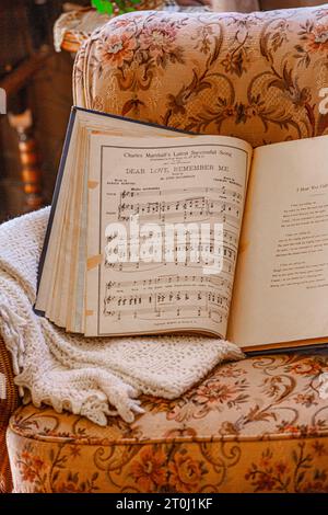 Libro di canzoni musicali aperto su una sedia antica a Steveston, British Columbia, Canada Foto Stock