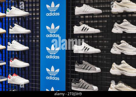 Bangkok, Thailandia - 17 settembre 2023: Uno stand con le sneakers Adidas e Puma Nitro decorate con i loghi Adidas. Foto Stock