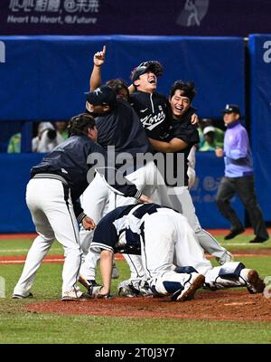 Shaoxing, provincia cinese di Zhejiang. 7 ottobre 2023. I giocatori della Corea del Sud festeggiano dopo la partita di baseball con la medaglia d'oro maschile ai diciannovesimi Giochi asiatici a Shaoxing, nella provincia dello Zhejiang, nella Cina orientale, il 7 ottobre 2023. Crediti: Yang Guanyu/Xinhua/Alamy Live News Foto Stock