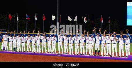 Shaoxing, provincia cinese di Zhejiang. 7 ottobre 2023. La squadra di medaglie d'argento cinese Taipei partecipa alla cerimonia di premiazione della partita maschile di Baseball ai diciannovesimi Giochi asiatici di Shaoxing, nella provincia dello Zhejiang, nella Cina orientale, 7 ottobre 2023. Crediti: Yang Guanyu/Xinhua/Alamy Live News Foto Stock