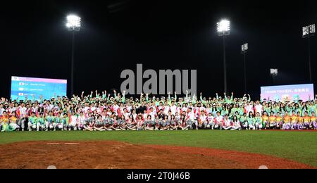 Shaoxing, provincia cinese di Zhejiang. 7 ottobre 2023. I membri dello staff si mettono in posa per le foto dopo la cerimonia di premiazione della partita maschile di baseball ai 19 Giochi asiatici a Shaoxing, nella provincia dello Zhejiang, nella Cina orientale, 7 ottobre 2023. Crediti: Yang Guanyu/Xinhua/Alamy Live News Foto Stock