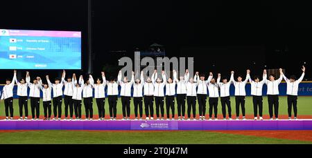 Shaoxing, provincia cinese di Zhejiang. 7 ottobre 2023. La squadra di medaglie d'oro della Corea del Sud partecipa alla cerimonia di premiazione della partita maschile di Baseball ai diciannovesimi Giochi asiatici di Shaoxing, nella provincia dello Zhejiang, nella Cina orientale, il 7 ottobre 2023. Crediti: Yang Guanyu/Xinhua/Alamy Live News Foto Stock