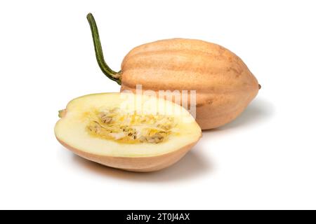 Squash di ghianda di patate al forno intero, fresco e tagliato a metà, isolato su sfondo bianco da vicino Foto Stock