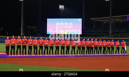 Shaoxing, provincia cinese di Zhejiang. 7 ottobre 2023. La squadra di medaglie di bronzo Giappone partecipa alla cerimonia di premiazione della partita maschile di Baseball ai diciannovesimi Giochi asiatici di Shaoxing, nella provincia dello Zhejiang, nella Cina orientale, il 7 ottobre 2023. Crediti: Yang Guanyu/Xinhua/Alamy Live News Foto Stock