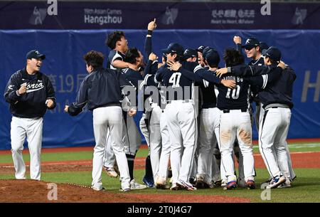 Shaoxing, provincia cinese di Zhejiang. 7 ottobre 2023. I giocatori della Corea del Sud festeggiano dopo la partita di baseball con la medaglia d'oro maschile ai diciannovesimi Giochi asiatici a Shaoxing, nella provincia dello Zhejiang, nella Cina orientale, il 7 ottobre 2023. Crediti: Yang Guanyu/Xinhua/Alamy Live News Foto Stock